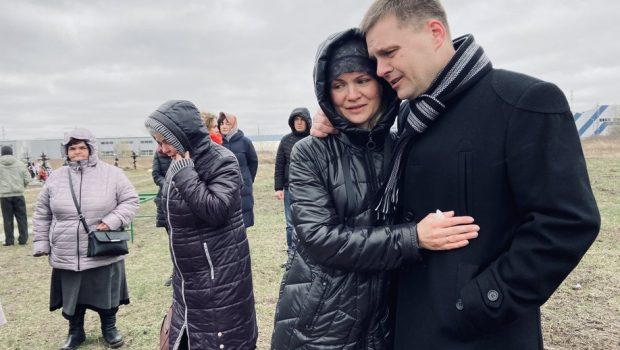 Elisei, un băiețel ucrainean de 13 ani, ucis în fața ochilor mamei sale: „Ne-au făcut cu mâna, de parcă ne-ar fi urat  drum bun, apoi au tras”