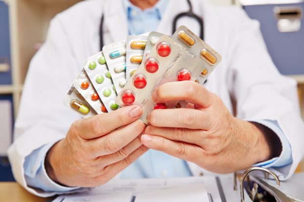 Asaltul medicamentelor asupra televizoarelor. În medie, una din 3 reclame la TV te trimite la farmacie. Care sunt posturile campioane