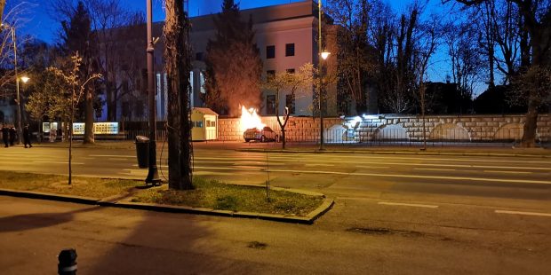 Un șofer a murit după ce a intrat cu mașina în gardul Ambasadei Rusiei la București. Autoturismul a luat foc