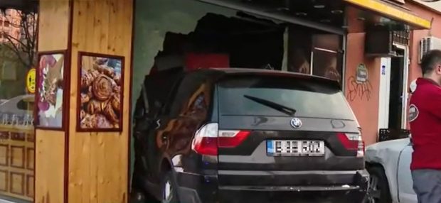 Accident cu patru mașini în București. Unul dintre autoturisme a intrat într-o patiserie