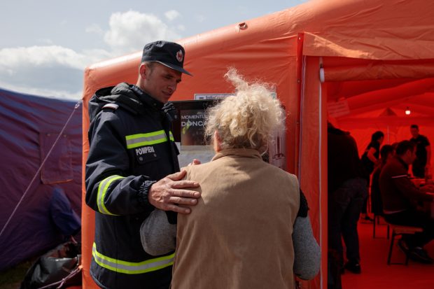 Cum să ajuți psihologic sute de refugiați care se simt vinovați că au reușit să scape și trăiesc, în timp ce ceilalți, nu. Exemplul românesc