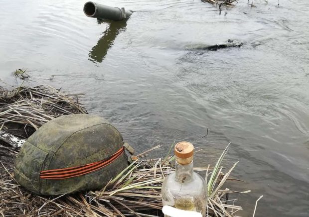 Soldații ruși s-au îmbătat cu alcoolul furat și au scufundat blindatul, susțin Forțele Armate ale Ucrainei