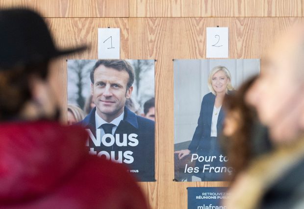 Alegeri Franța | Macron și Le Pen se înfruntă azi într-un scrutin prezidențial crucial pentru Franța și Europa. Ce spune ultimul sondaj