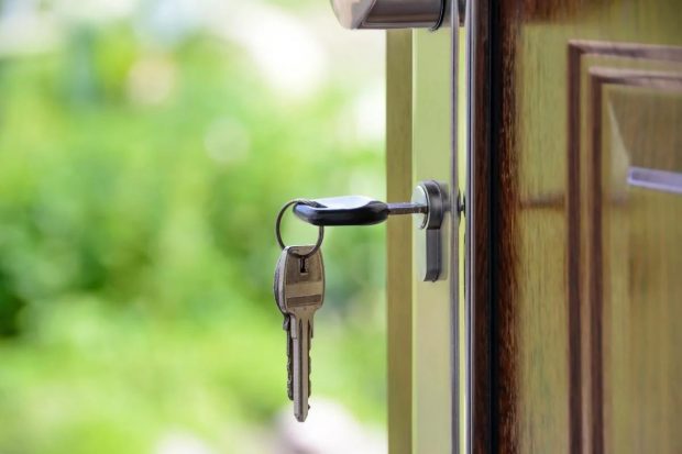 Cauți case sau apartamente de vânzare în Alba Iulia? Iată de ce să colaborezi cu o agenție imobiliară!