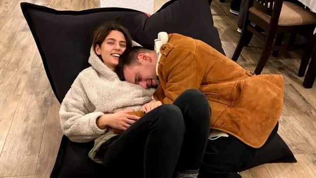 Primele imagini din apartamentul în care locuiesc cu chirie Vlad Gherman și Oana Moșneagu. S-au sărutat în dormitor