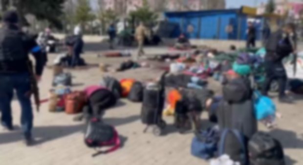 Momentul atacului cu rachete asupra gării Kramatorsk, de unde mii de oameni voiau să plece. 39 de oameni au fost uciși