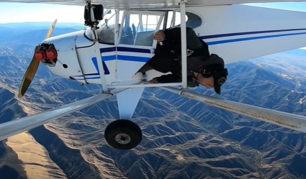 Un influencer a prăbușit intenționat un avion, în California. Cum a fost sancționat pentru gestul său