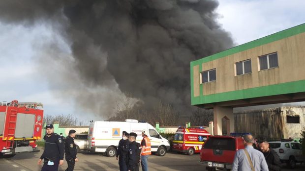 Incendiu puternic în Timișoara, la o fostă fabrică de țigări. Pericol de extindere la un compartiment cu azotat de amoniu lichid