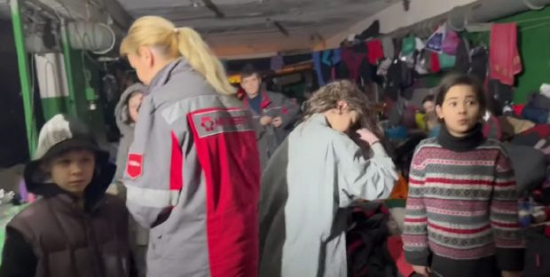 Filmare de 10 minute din buncărele uzinei Azovstal: zeci de copii și femei, înghesuiți în subteran. Mesajul lor