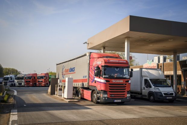 Un șofer român de TIR a făcut plinul de 262 de ori și n-a plătit niciodată, în benzinăriile din Blegia