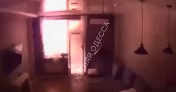 Momentul în care o rachetă lovește un bloc din Odesa, surprins de o cameră instalată într-un apartament