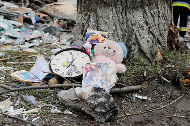 O fată de 14 ani din Bucha violată de cinci soldați ruși e însărcinată. Un băiețel de 11 ani abuzat și el, în fața mamei legate de scaun