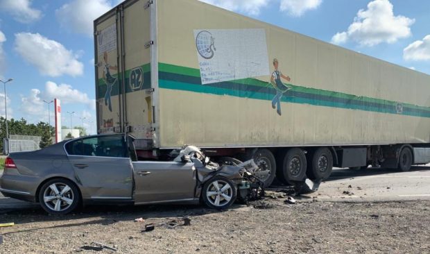 Accident grav în Buzău. Un tânăr a murit, iar soția sa, grav rănită, după ce mașina în care se aflau a intrat sub TIR