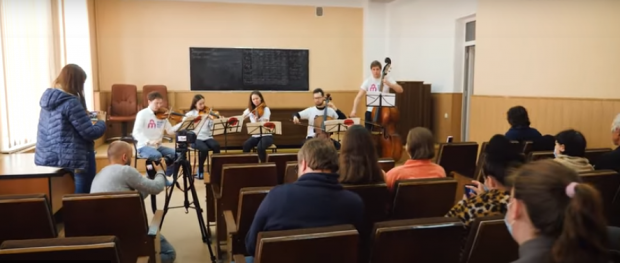 Muzicienii din Harkov, concert la maternitate pentru femeile însărcinate și pentru medici