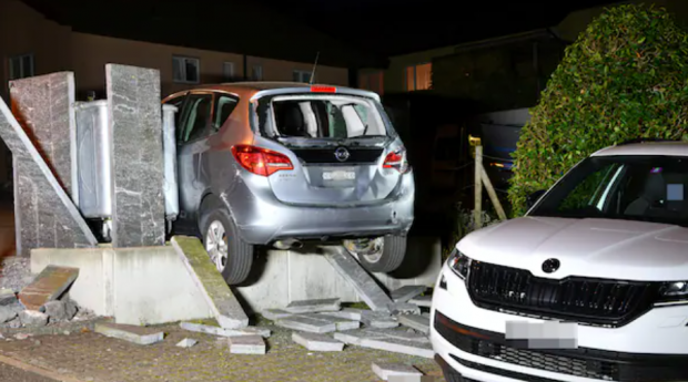 Copil de doi ani accidentat mortal de o mașină care a luat-o la vale, în Elveția. Șoferul a uitat să tragă frâna de mână