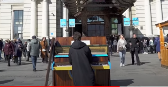 „Muzica, pansamentul sufletului”. Un violoncelist interpretează suite de Bach în fața clădirilor distruse din Harkov, un pianist concertează în fața gării din Lviv