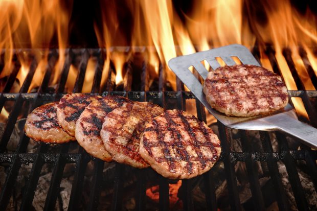 Ce se întâmplă dacă pui un cub de gheață pe carnea de pe grătar. Trucul unui bucătar celebru