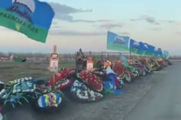 VIDEO| Alee specială în cimitir pentru parașutiștii ruși din Mihailovsk morți în Ucraina: „Băieți tineri, martiri!”