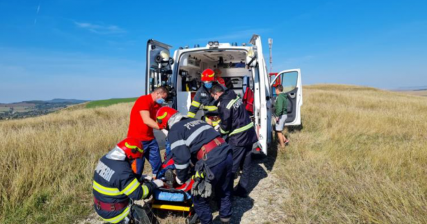Un tânăr de 28 de ani, rănit după ce a căzut cu parapanta. Intervin pompierii de la ISU Cluj
