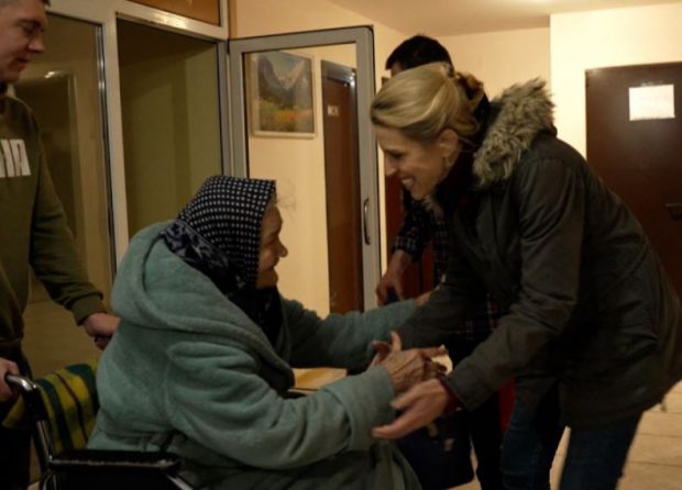 ”Nu credeam că aș putea sfârși așa”. Mărturia unei femei de 86 de ani, evacuată din Donețk