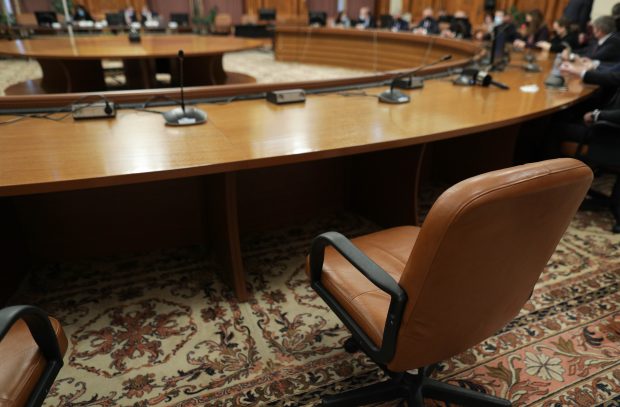 Până la serviciile secrete ne omoară politrucii. De ce lăsăm birocrații să decidă cine investește în România?