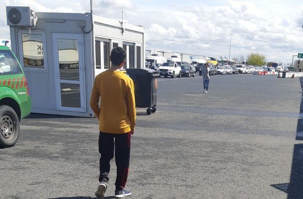 Un copil român a fost uitat într-o parcare din Ungaria, în timp ce se întorcea cu mama sa din Italia