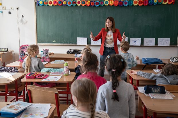 „Nimeni nu m-a învățat să predau în durere”. Cum arată o școală ucraineană în București, unde învață 200 de copii refugiați
