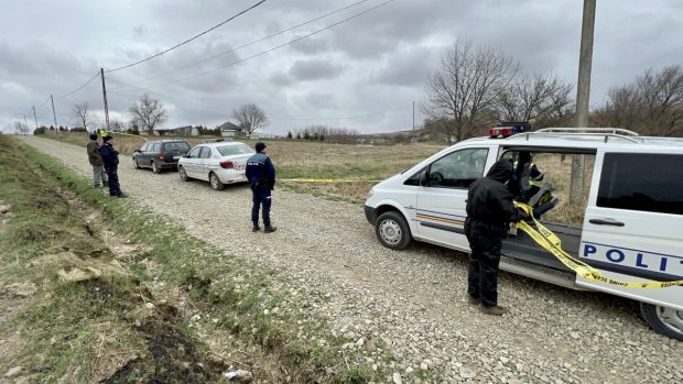 O fată de 13 ani, principalul suspect al unei duble crime, în Botoșani. Două femei, mama și fiică, ucise cu lovituri de cuțit în gât