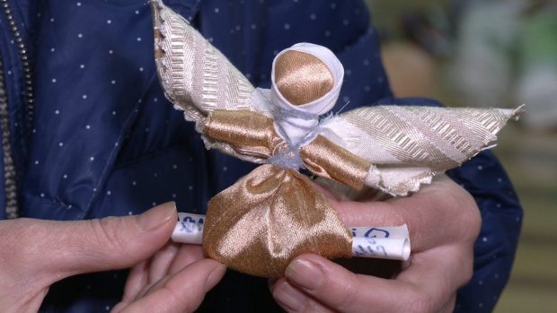 În subsolul casei de cultură din Rivne, copii fac îngeri cu urări pentru soldații ucraineni: „Tu vei învinge dușmanii”