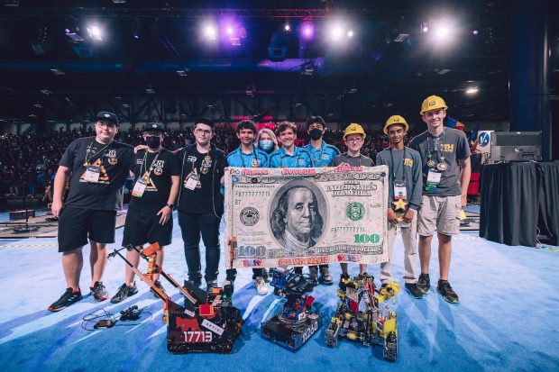 Câștigătorii Campionatului Mondial de Robotică sunt din Arad. Patru dintre ei explică și ce-i lipsește școlii românești