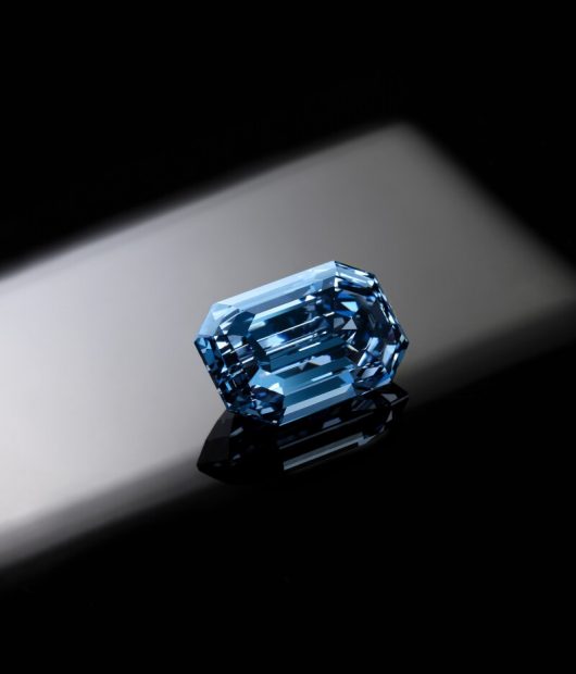 Patru bogătași s-au bătut la licitație pentru cel mai mare diamant albastru din lume. Cu cât s-a vândut