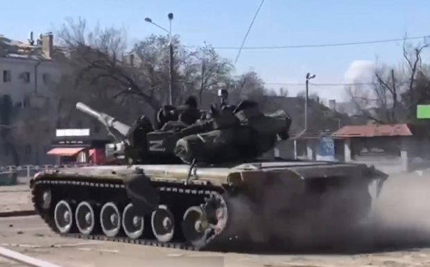 VIDEO| Rușii fac drifturi cu tancul prin Mariupol, printre ruinele orașului complet distrus
