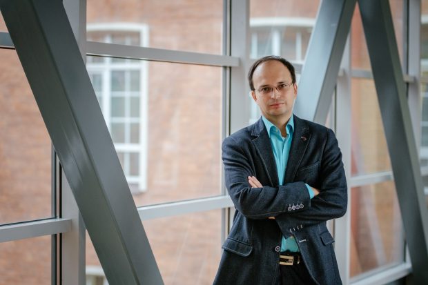 Interviu cu un jurnalist rus în exil: „Am plecat pentru că nu mai știu cum să trăiesc în țară. Sunt două părţi rivale, care vor să se ucidă”