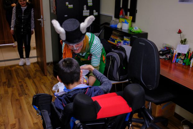 REPORTAJ. „Pa, iepuraș!”. Rețeta bucuriei de Paști împărțită de voluntari copiilor cu dizabilități din două centre din București: dulciuri, jucării și ouă roșii