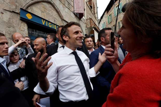 Emmanuel Macron atacat cu roșii la prima sa ieșire după ce a fost reales președinte al Franței