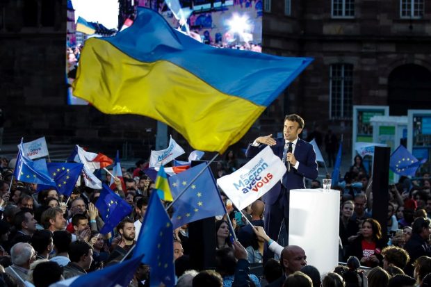 Marile ziare franceze îi îndeamnă pe alegători să voteze Macron, pentru a împiedica venirea extremei-drepte la putere