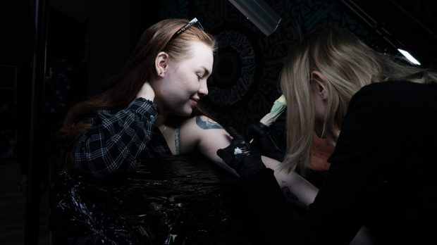 „Navă rusească, du-te naibii!”, unul dintre cele mai cerute tatuaje, la Cernăuți