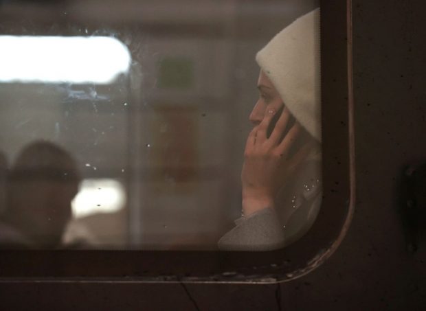„Dacă se întâmplă ceva cu familia mea, eu de ce să mai trăiesc?”. Mărturiile femeilor care se întorc în orașele lor bombardate, în ciuda pericolului