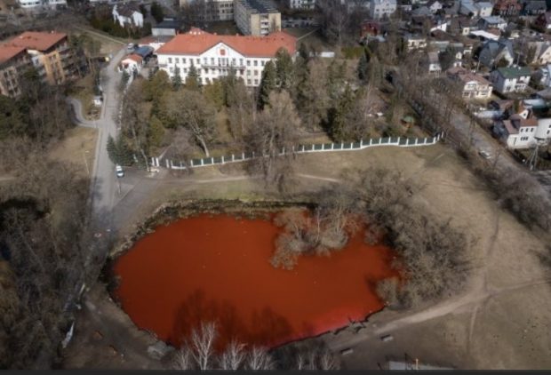 Lac „de sânge” în fața Ambasadei Rusiei din Lituania. Protestul vine după masacrul din Bucha
