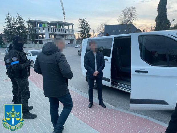 Un primar din regiunea Liov, prins în flagrant când încerca să vândă un autobuz cu ajutoare umanitare