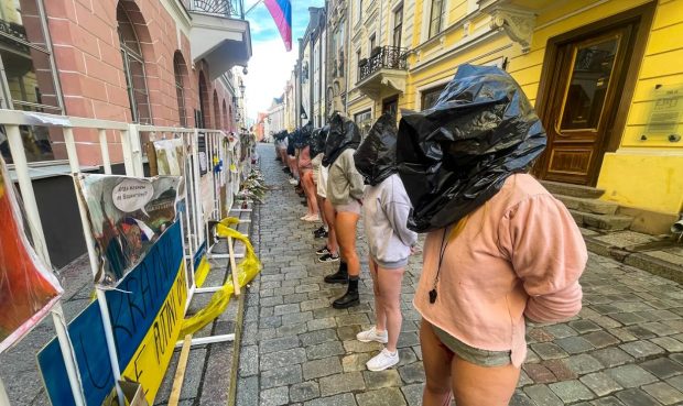 Protest al estoniencelor, în lenjerie intimă și cu vopsea roșie pe corp, față de violurile comise de ruși în Ucraina