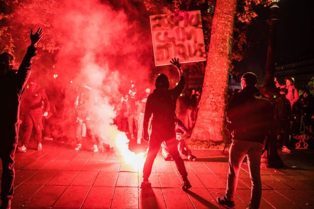 Greul abia începe în Franța după victoria lui Macron: alegeri legislative, reforme și proteste într-o țară divizată, sub amenințarea extremei drepte