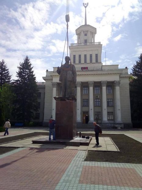 Rusia își intensifică eforturile de ștergere a identității ucrainene: magazinele sunt preluate cu forța, iar statuia lui Lenin reapare