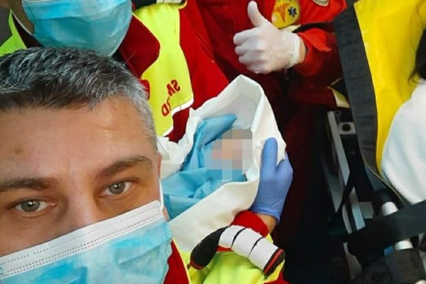 O gravidă din Constanța a născut gemeni în locuri diferite: primul – în ambulanță, al doilea – la spital