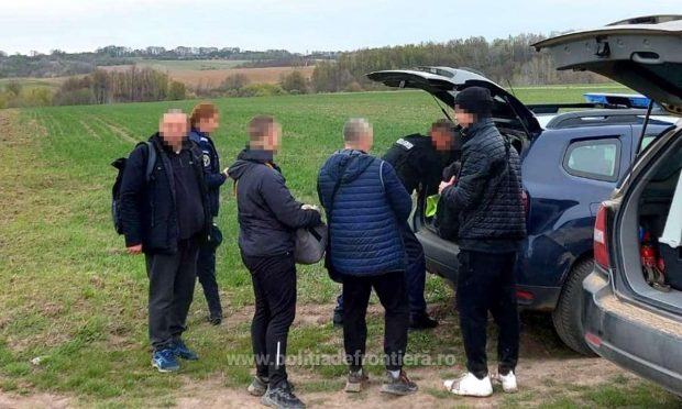 Refugiați ucraineni, depistați de polițiști din elicopter. Pe unde încercau să treacă ilegal granița în România
