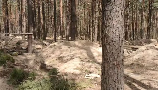 Imagini publicate de oficialii ucraineni cu groapa comună găsită lângă Kiev. Trupurile celor uciși au urme de tortură