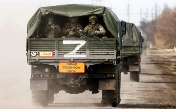Groapă comună plină cu militari ruși morți, descoperită lângă Harkov: „Mitul că rușii nu-i lasă în urmă pe ai lor e distrus”