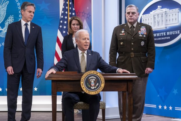 Joe Biden anunță, în urma unei discuții cu Zelenski, un pachet de 800 de milioane de dolari pentru Ucraina, constând în armament greu