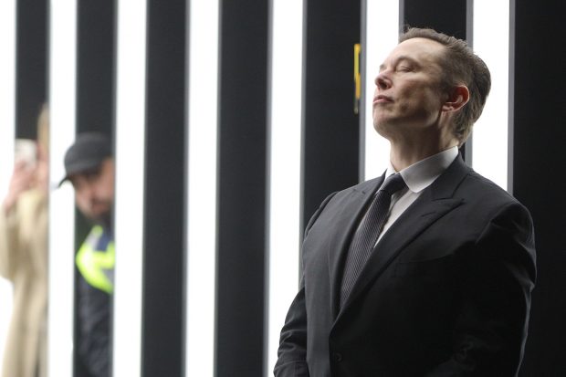 Elon Musk pozează în salvatorul libertății de expresie când anunță că vrea să cumpere Twitter. De fapt, e altceva