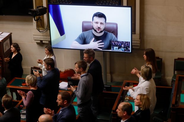 Astăzi, Zelenski vorbește Parlamentului, adică românilor. Un ziarist refugiat din Cernăuți descrie cum, din „dușmanul Ucrainei”, România a devenit prieten